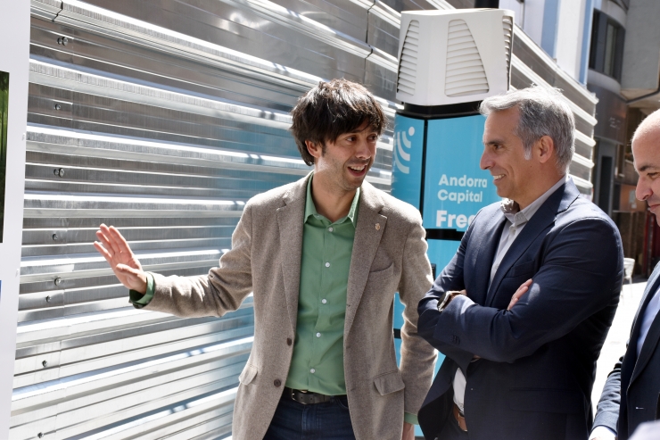 El cònsol major d'Andorra la Vella, Sergi González i el responsable del programa NODE d'Andorra Telecom, César Marquina, visitant les il·lustracions per poder dinamitzar el carrer Bonaventura Riberaygua.