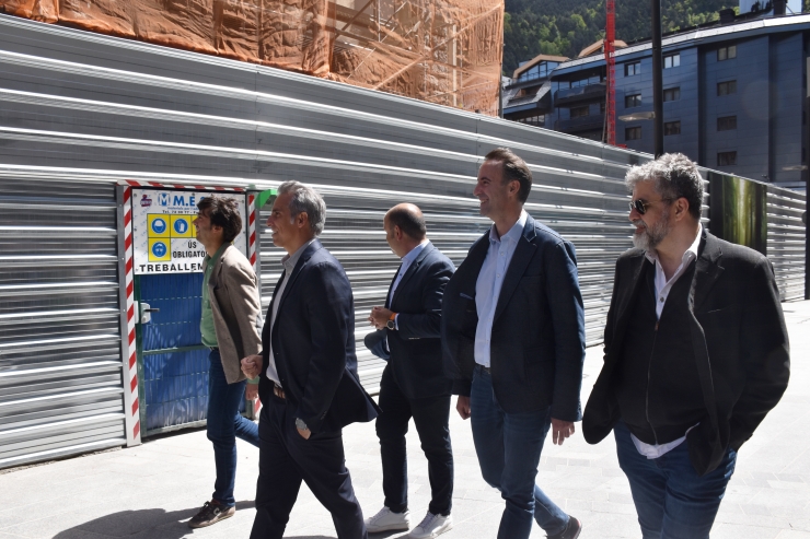 El cònsol major del comú d'Andorra la Vella, Sergi González; el responsable del programa NODE d'Andorra Telecom, César Marquina; i el vicepresident de l'associació Riberaygua i Travesseres, Trajano de las Heras, conjuntament amb membres de l'associació durant la presentació de les il·lustracions.