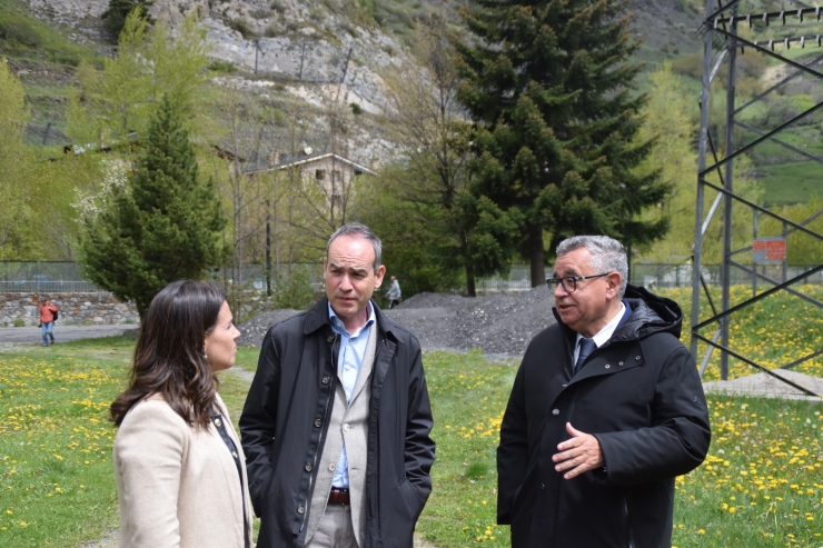 El cònsol de Canillo, Jordi Alcobé, la cònsol d'Encamp, Laura Mas, i el director general de FEDA, Albert Moles aquest dimecres a Canillo.