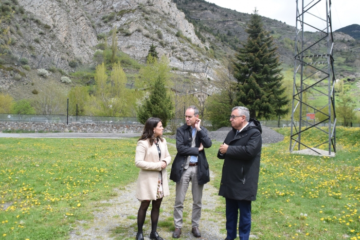 El cònsol de Canillo, Jordi Alcobé, la cònsol d'Encamp, Laura Mas, i el director general de FEDA, Albert Moles aquest dimecres a Canillo.