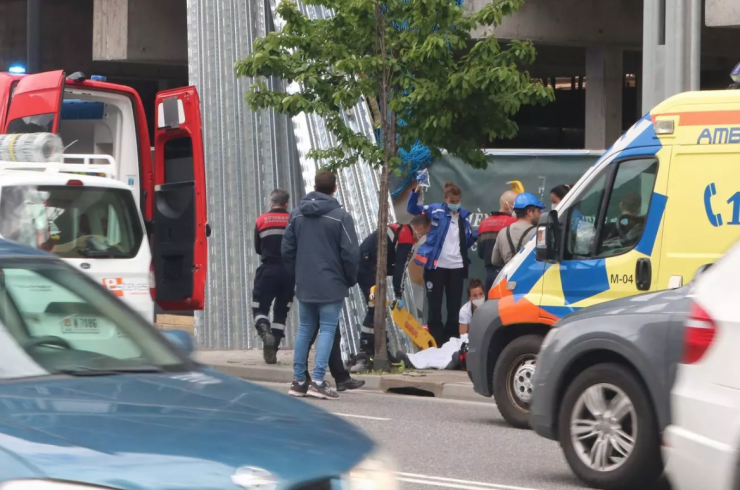 Professionals sanitaris atenen la víctima d'un accident laboral.
 
