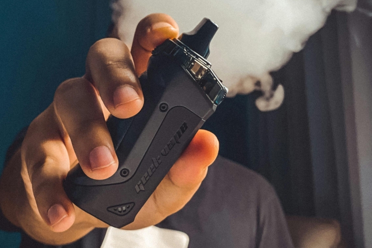 Un vapejador.