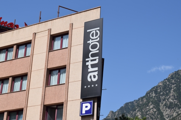 El cartell d'un establiment hoteler.