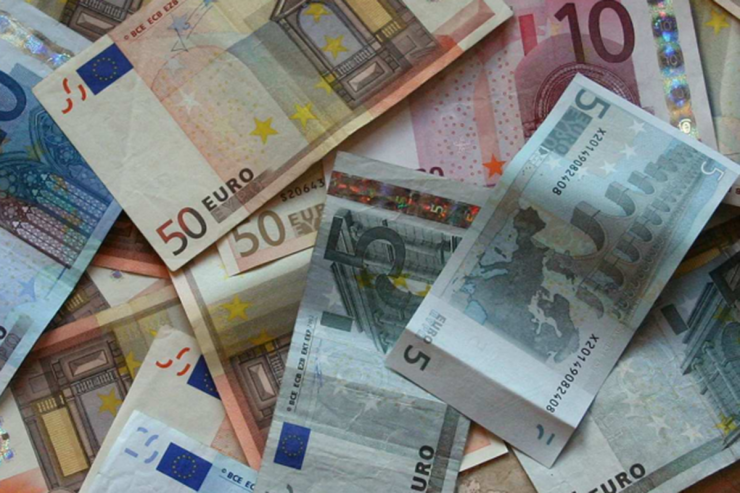 El salari mitjà puja un 3,5% i se situa en 2.634 euros al juliol.
