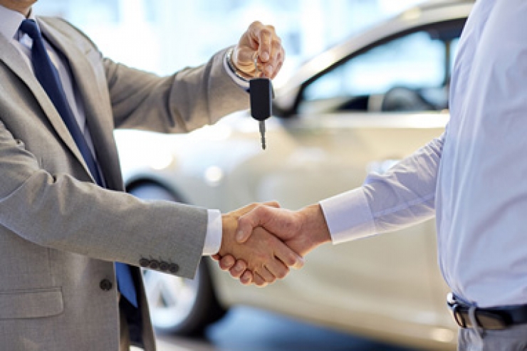 Dues persones comercialitzant un vehicle.