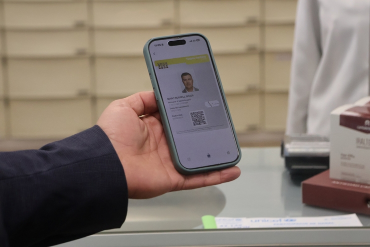 El ministre de Funció Pública i Transformació Digital, Marc Rossell, mostrant la tarja digital de la CASS.