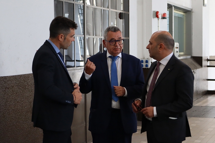 El secretari d'Estat de Transició energètica, Transports i Mobilitat, David Forné, el director general de FEDA, Albert Moles, i el director general de comercialització d'Endesa, Davide Ciciliato, visitant les instal·lacions de la parapública.