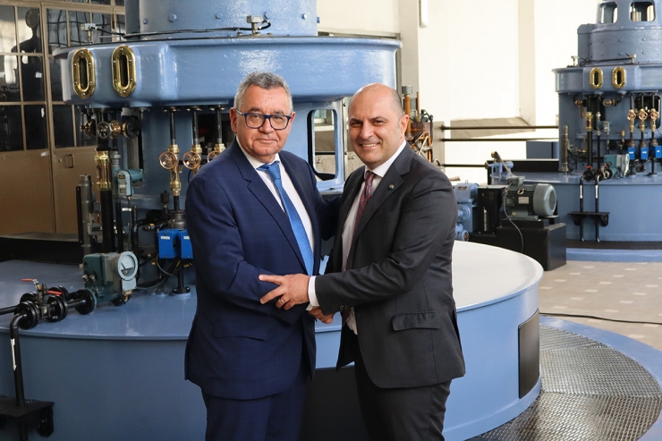 El director general de FEDA, Albert Moles, i el director general de comercialització d'Endesa, Davide Ciciliato, després de signar el conveni de renovació.