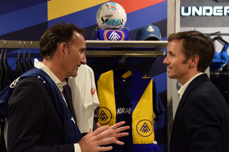 El president del FC Andorra, Ferran Vilaseca, conversant amb el director de marketing de Pyrénées, Jordi Feliu, en el centre comercial de Pyrénées.