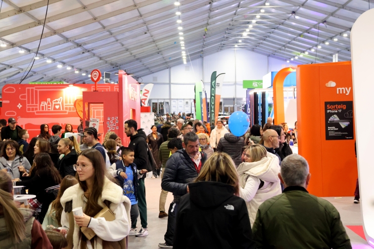 Desenes de visitants passejant per la fira.