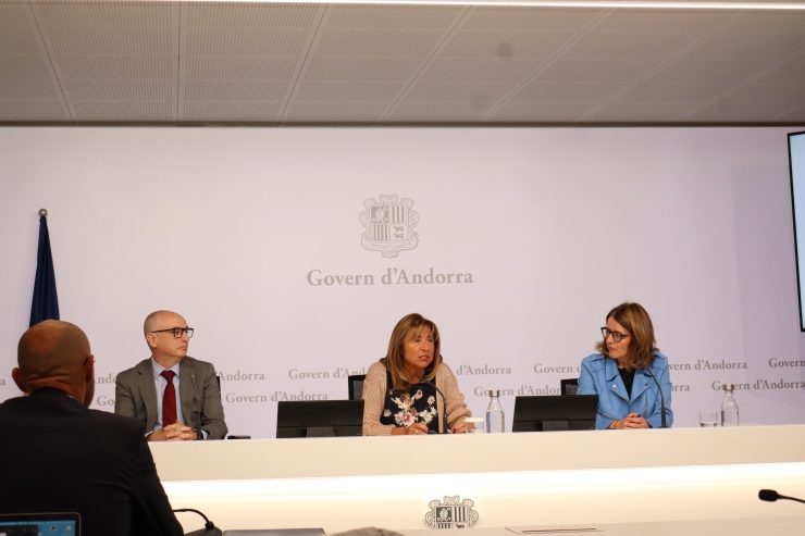 Els ministres de Finances i Presidència, Economia, Treball i  Habitatge, Ramon Lladó i Conxita Marsol; i la directora general  d'Andorra Banking, Esther Puigcercós, durant la presentació del  programa.
 
