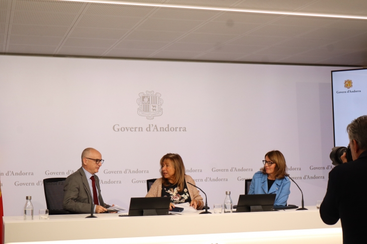 Els ministres de Finances i Presidència, Economia, Treball i  Habitatge, Ramon Lladó i Conxita Marsol; i la directora general  d'Andorra Banking, Esther Puigcercós, durant la presentació del  programa d'accés al primer habitatge.
 