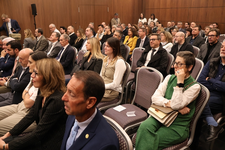 El públic durant la taula rodona.