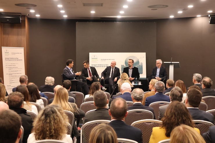 El secretari d’Estat de Transició Energètica, David Forné, el delegat del Govern d'Espanya a Catalunya, Carlos Prieto, el president de l’Empresa Familiar Andorrana (EFA), Daniel Armengol, i el director d'Aeroports Públics de Catalunya SL, Jordi Candela.