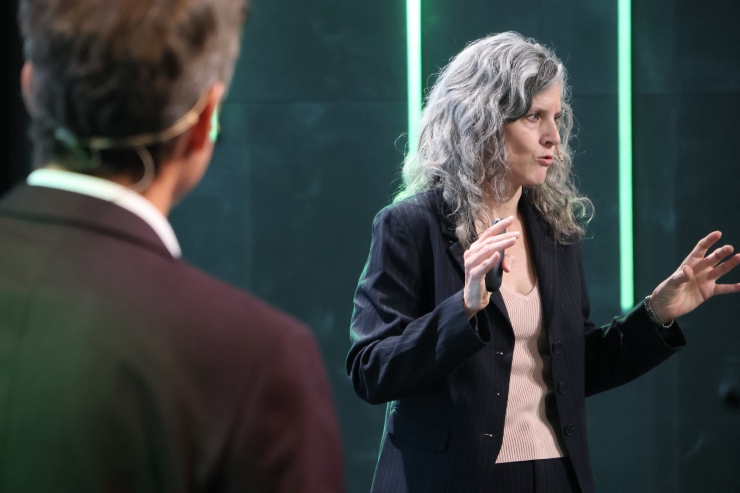 El moderador i economista Javier Molina, expert en actius digitals i col·laborador econòmic a El Confidencial, i la directora de Carteres Multiactius i Clients Institucionals de Creand Asset Management, Jadwiga Kitovitz.