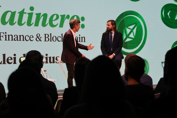 El moderador i economista Javier Molina, expert en actius digitals i col·laborador econòmic a El Confidencial, i advocat i expert en Banking-Finance & Blockchain, Joaquim Matinero.