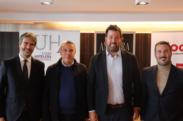 El director de comunicació de MoraBanc i periodista gastronòmic, Josep Lluís Trabal; el president de la Unió Hotelera d'Andorra, Jordi País; el director general d'IDPA, Arnaud Olive; i el gestor d'operacions i vendes de Heineken, Ivan Estela, durant la presentació.