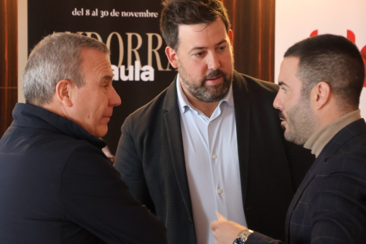 El president de la Unió Hotelera d'Andorra, Jordi País; el director general d'IDPA, Arnaud Olive; i el gestor d'operacions i vendes de Heineken, Ivan Estela, durant la presentació.