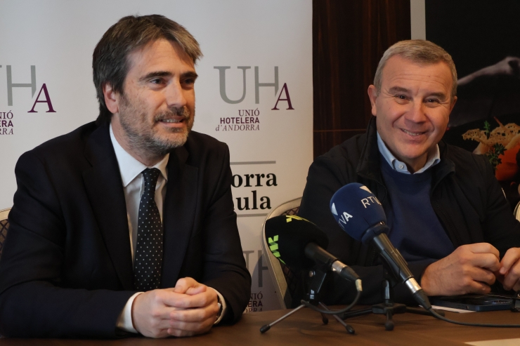 El director de comunicació de MoraBanc i periodista gastronòmic, Josep Lluís Trabal, i el president de la Unió Hotelera d'Andorra, Jordi País, durant la presentació.