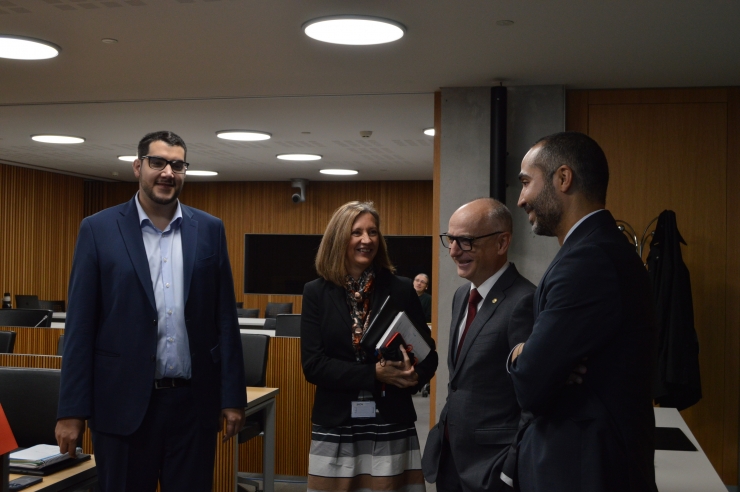 El ministre de Finances, Ramon Lladós, conversa amb els consellers generals moments abans de l'inici de la comissió legislativa de Finances i Pressupost.
