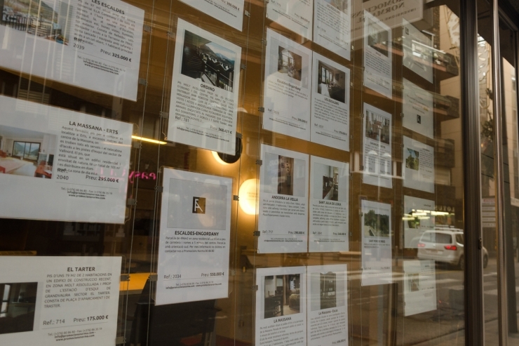 Anuncis d'una immobiliària.