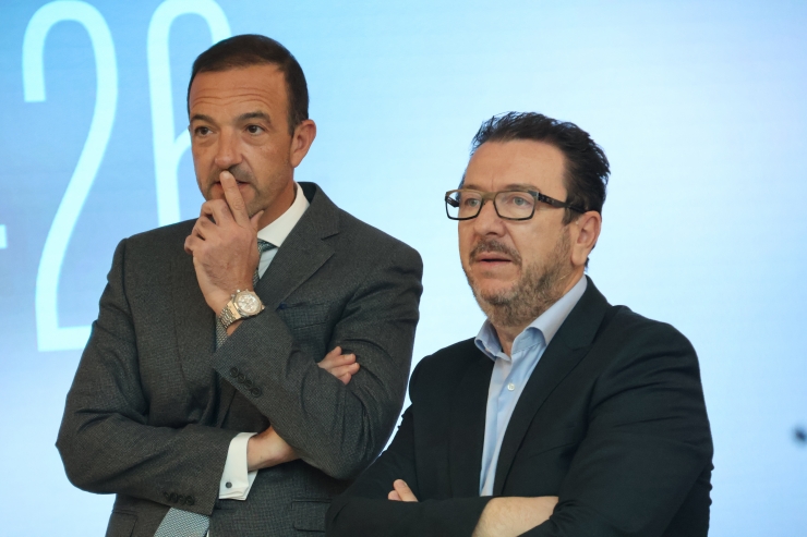 El ministre de Turisme i Comerç, Jordi Torres, i el director general d'Andorra Turisme, Betim Budzaku, durant la presentació de la temporada.
 