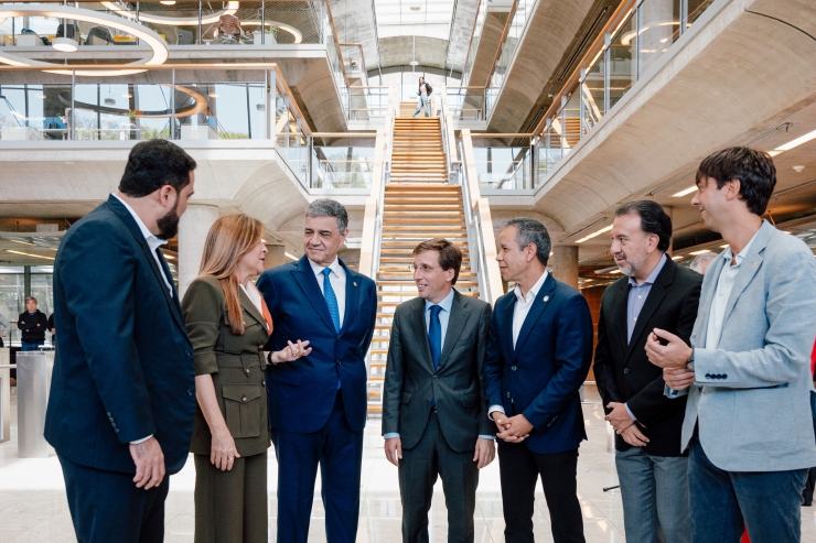 El cònsol major d'Andorra la Vella, Sergi González, amb autoritats que han pres part en la XXI assemblea general de la UCCI.