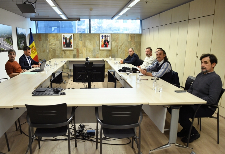 El secretari d’Estat de Transició Energètica, Transports i Mobilitat,  David Forné, en la trobada amb les associacions de taxistes.