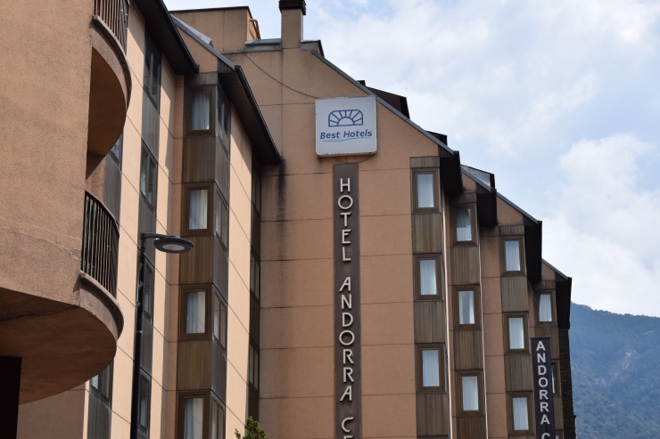 La façana d'un establiment hoteler.
 