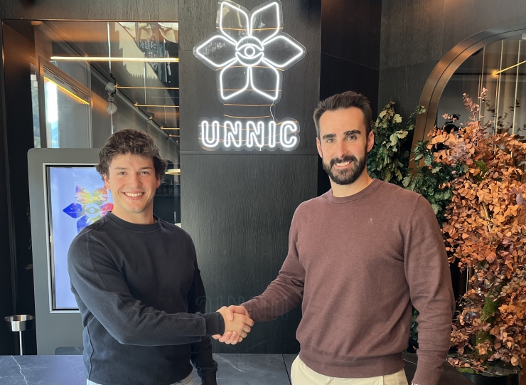 L’esquiador Bartumeu Gabriel i el director del centre d'oci Unnic, Jose Fulgencio Cano.