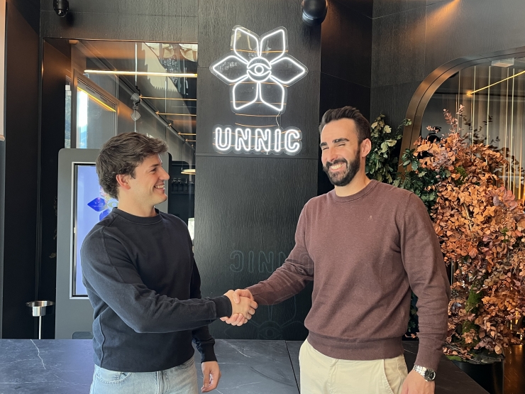 L’esquiador Bartumeu Gabriel i el director del centre d'oci Unnic, Jose Fulgencio Cano.