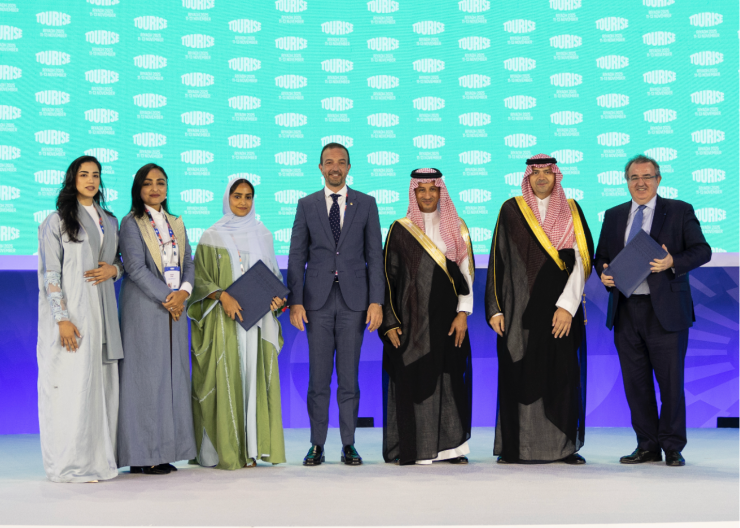 El ministre de Turisme i Comerç d’Andorra, Jordi Torres, i representants de l’acord.