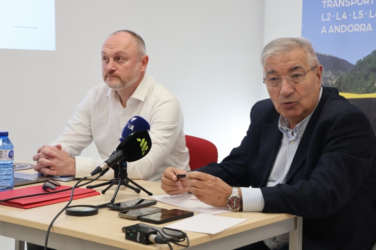 El director de serveis corporatius, Marc Grau, i el gerent de Coopalsa, Gabriel Dallerès, durant la presentació de l'enquesta de satisfacció de les línies de bus.