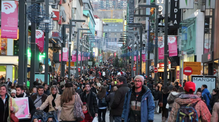 Visitants a l'avinguda Meritxell.