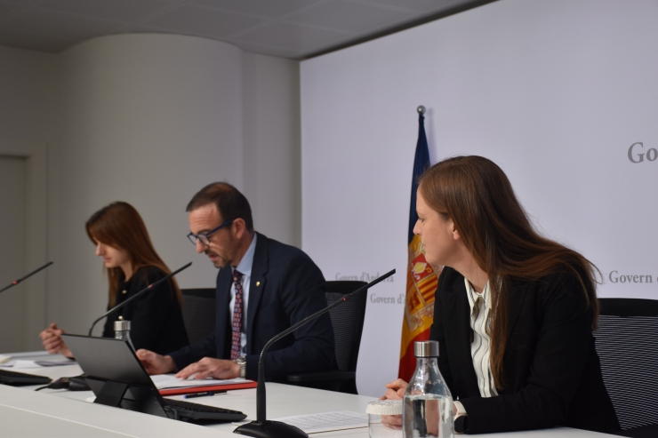 El ministre de turisme i comerç, Jordi Torres, l'oficial del programa del Departament Regional per Europa d'ONU Turisme, Nina kusar, i l'oficial jurídica del Departament d'Afers Legals d'ONU Turisme, Emily Steinmayr, durant la roda de premsa.