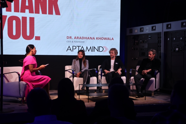 La CEO i experta en turisme regeneratiu, Dra. Aradhana Khowala, durant la presentació de 'Hacking the premium'.