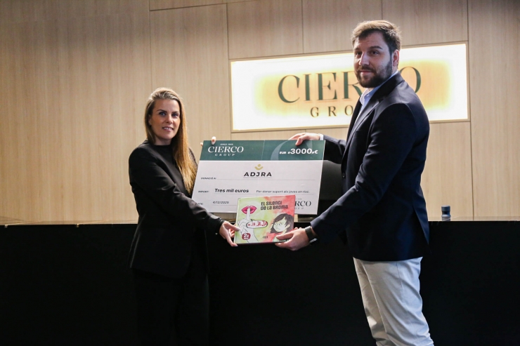 La voluntària de l’Associació Jovent en Risc, Helena Martínez, i Sergi Rosell, director general del Grup Cierco Business.
 