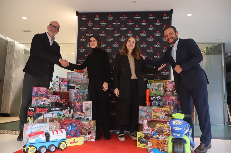 La presidenta del Patronat de Dames de Meritxell, Cristina Cerqueda, amb el director d’operacions de Grup Pyrénées, Octavi Bardera, i el director dels grans magatzems, Josep Maria Charques, durant la donació de material solidari.
