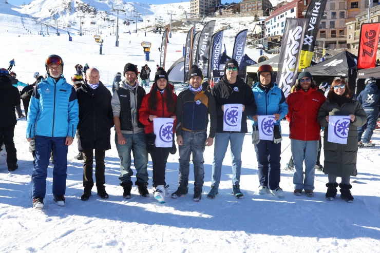 Les autoritats comunals, comerciants i membres de Grandvalira al Pas de la Casa durant el NeuFest.