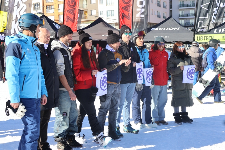 Les autoritats comunals, comerciants i membres de Grandvalira al Pas de la Casa durant el NeuFest.